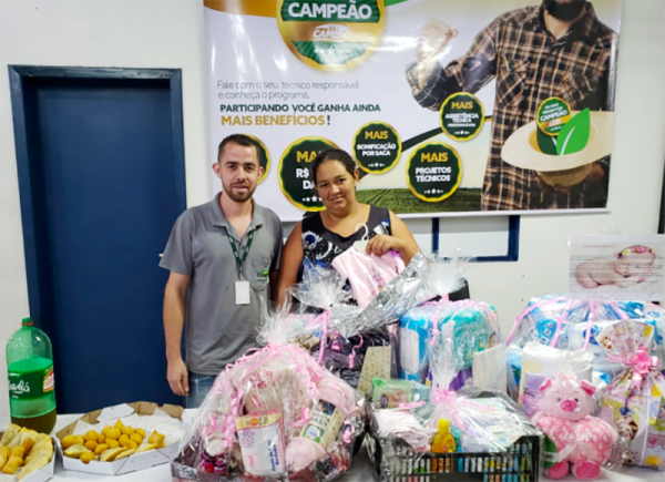 Colaboradores promovem a&ccedil;&atilde;o social e doam enxoval para futura mam&atilde;e