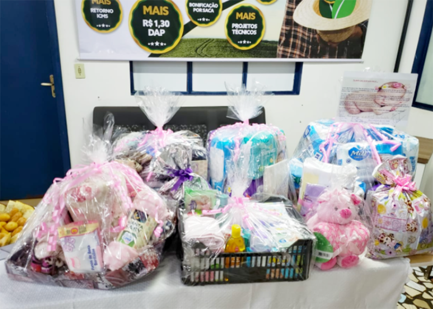 Colaboradores promovem a&ccedil;&atilde;o social e doam enxoval para futura mam&atilde;e